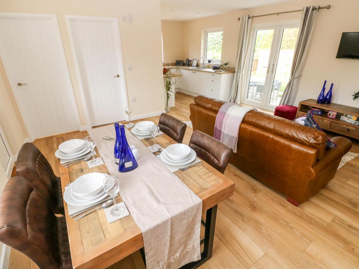 Ramsey Lodge Bier Wood Lodges Тенби Екстериор снимка
